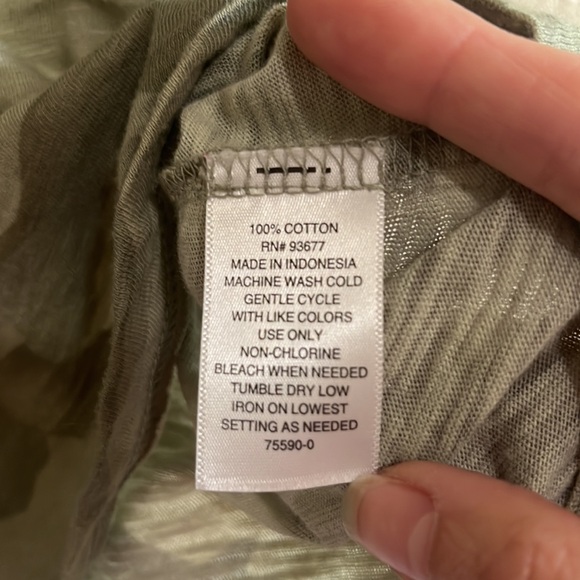 a.n.a. Camo print super soft tshirt - Size M - Picture 6 of 7